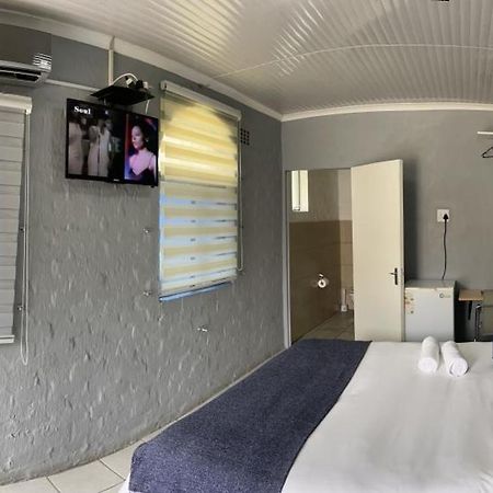Host Hub Guest House Kempton Park Esterno foto