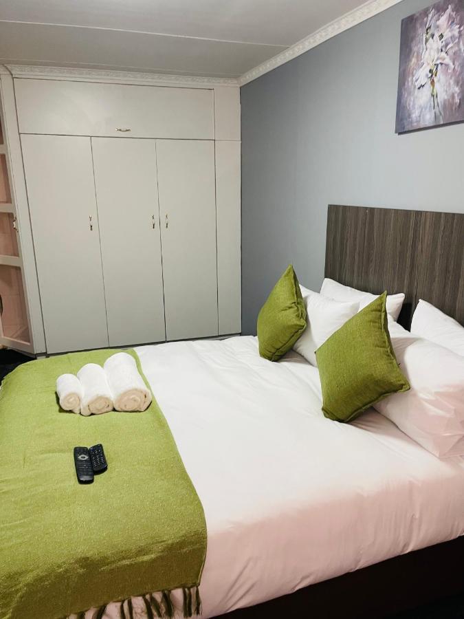 Host Hub Guest House Kempton Park Esterno foto