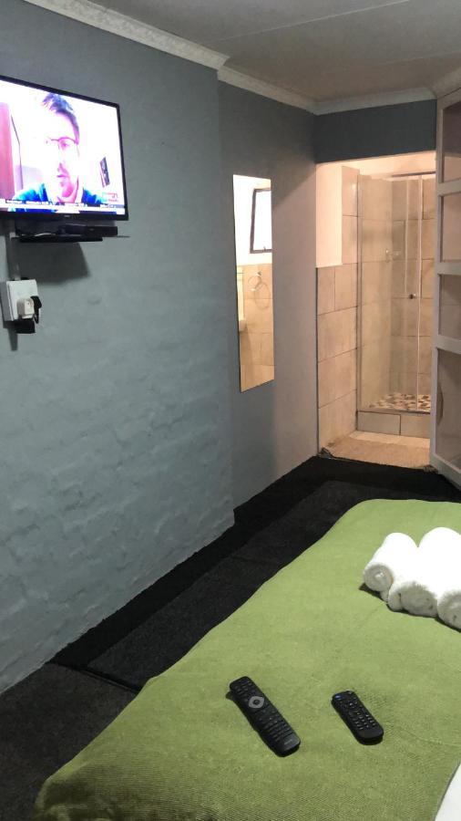 Host Hub Guest House Kempton Park Esterno foto