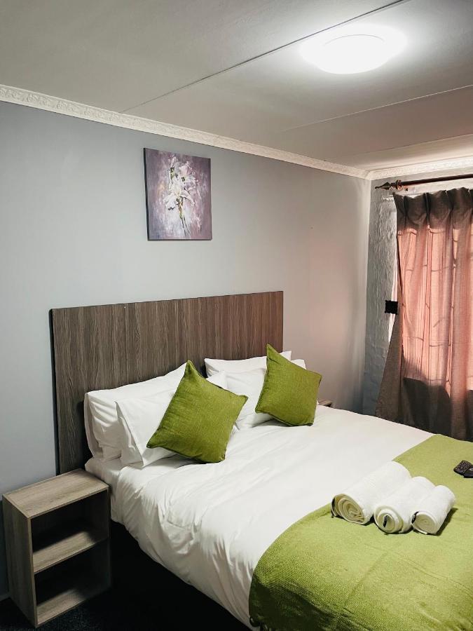 Host Hub Guest House Kempton Park Esterno foto