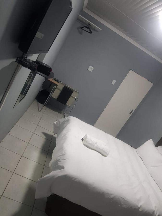 Host Hub Guest House Kempton Park Esterno foto