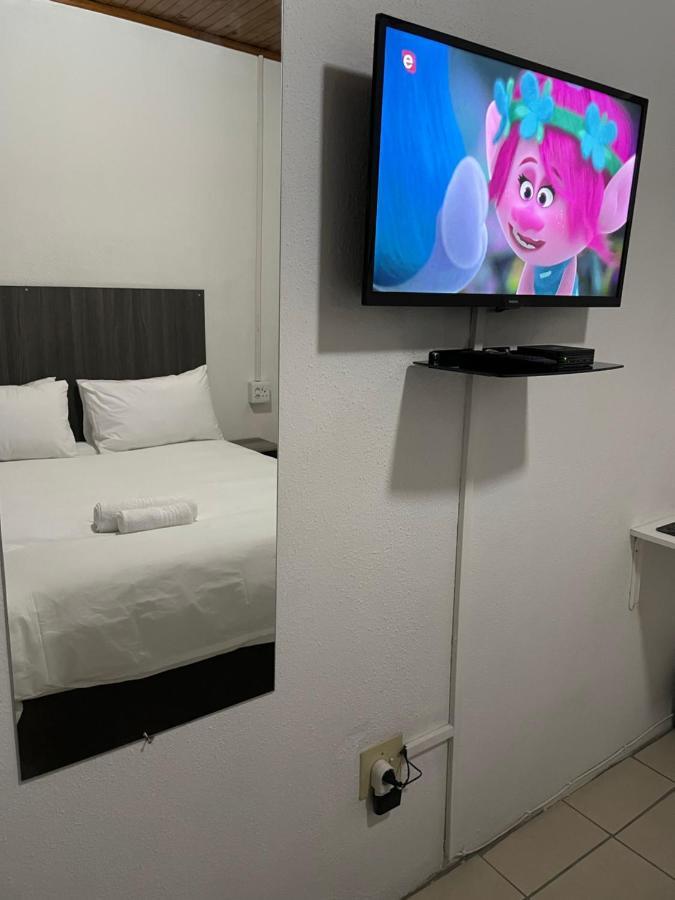 Host Hub Guest House Kempton Park Esterno foto