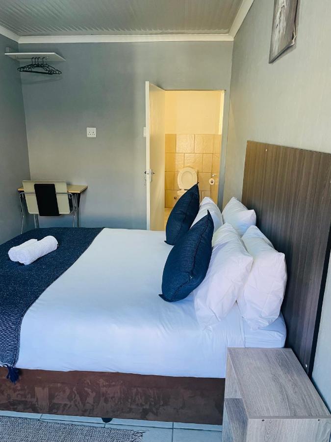 Host Hub Guest House Kempton Park Esterno foto