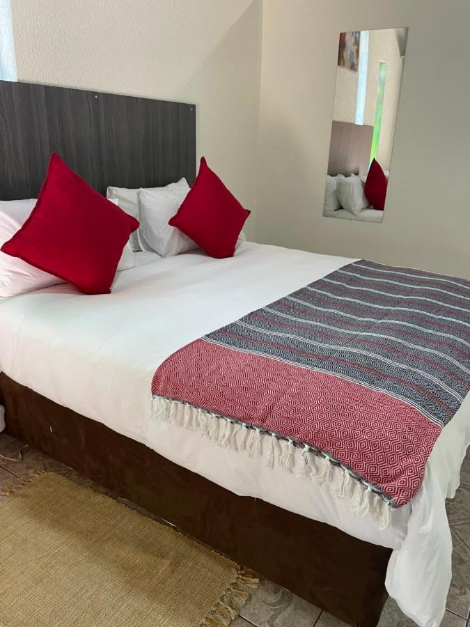 Host Hub Guest House Kempton Park Esterno foto