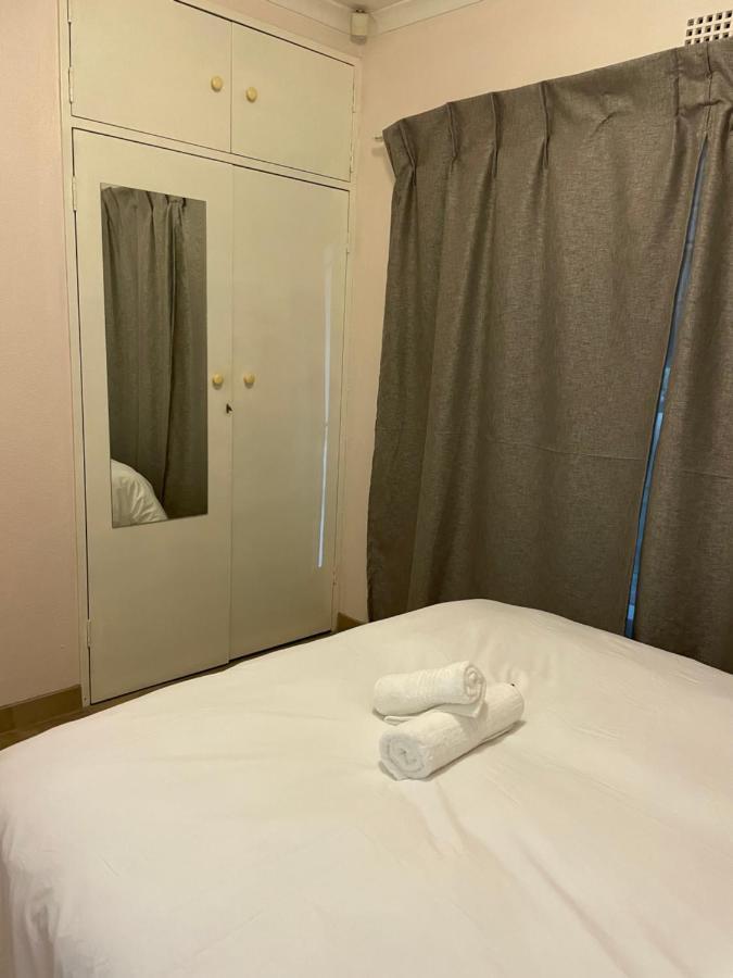Host Hub Guest House Kempton Park Esterno foto