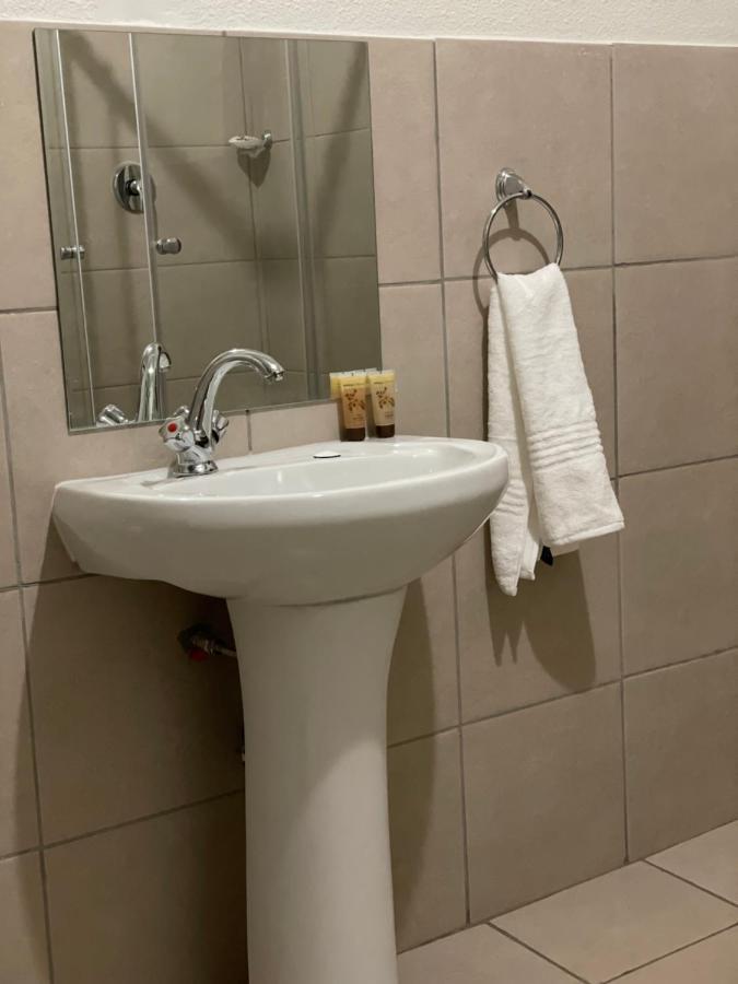Host Hub Guest House Kempton Park Esterno foto