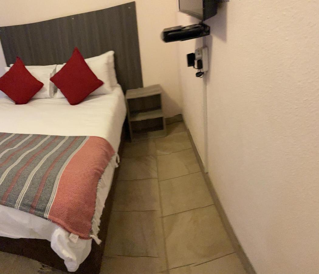 Host Hub Guest House Kempton Park Esterno foto