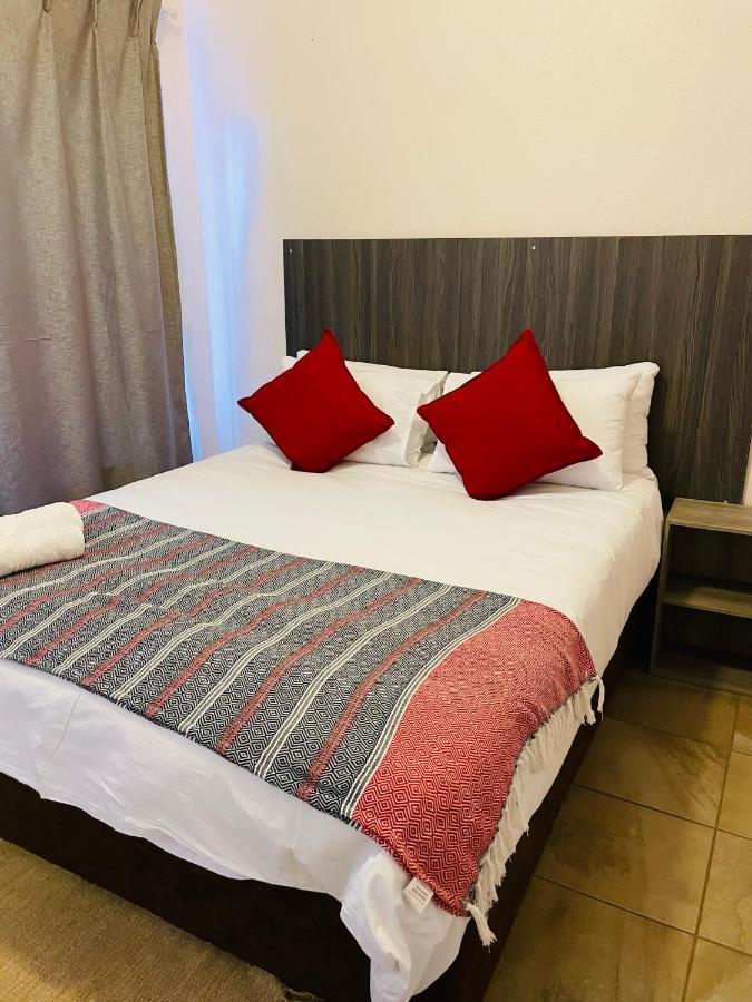 Host Hub Guest House Kempton Park Esterno foto
