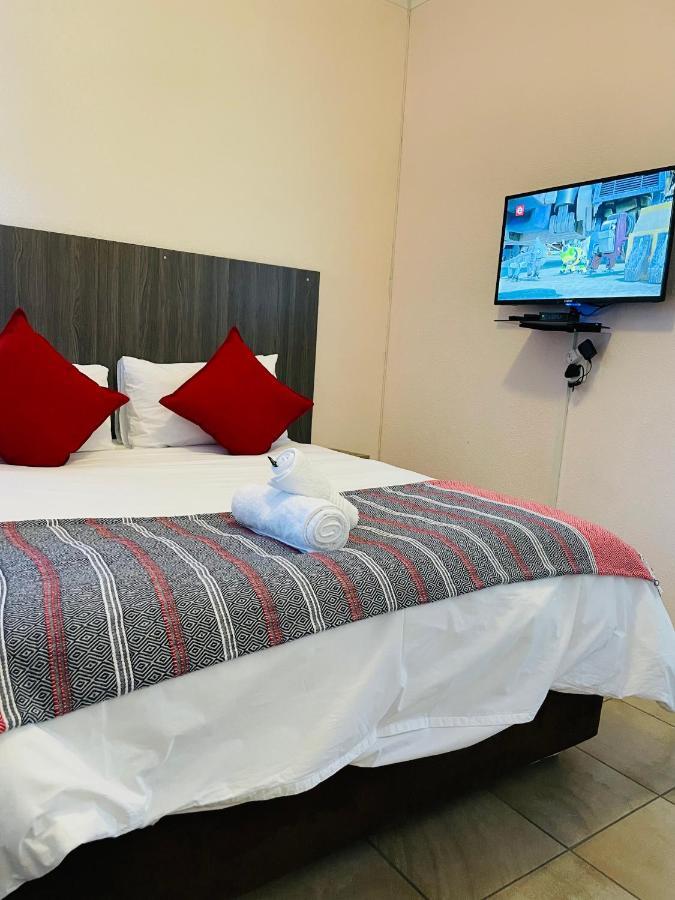 Host Hub Guest House Kempton Park Esterno foto