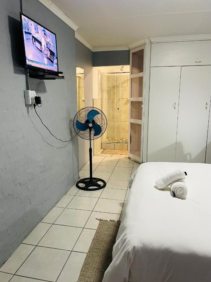 Host Hub Guest House Kempton Park Esterno foto