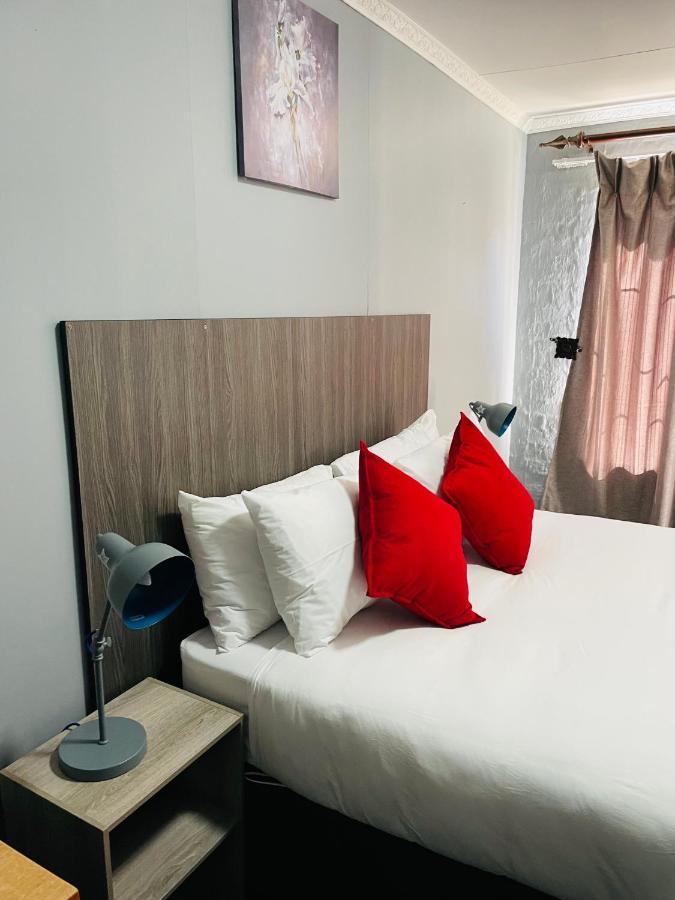 Host Hub Guest House Kempton Park Esterno foto
