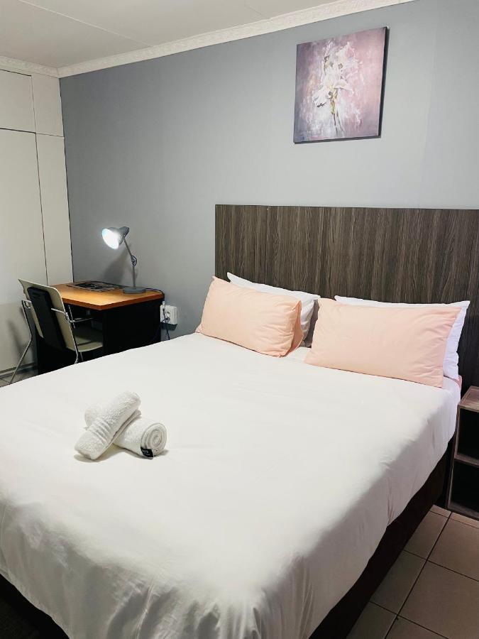 Host Hub Guest House Kempton Park Esterno foto