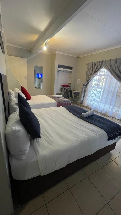 Host Hub Guest House Kempton Park Esterno foto
