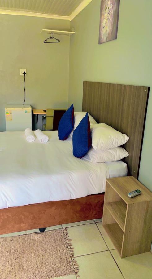 Host Hub Guest House Kempton Park Esterno foto