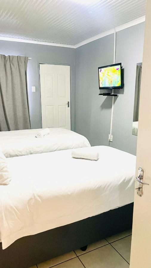Host Hub Guest House Kempton Park Esterno foto