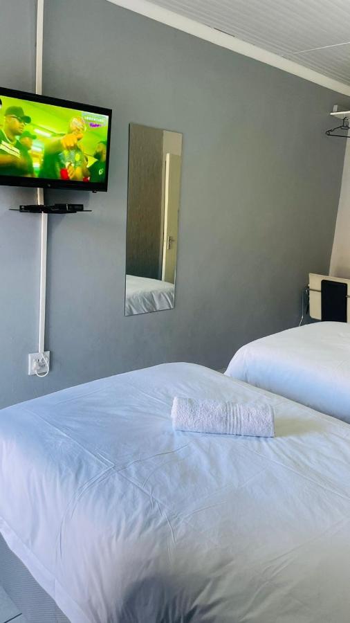 Host Hub Guest House Kempton Park Esterno foto