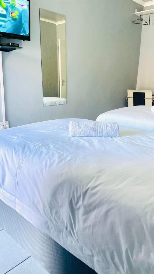 Host Hub Guest House Kempton Park Esterno foto