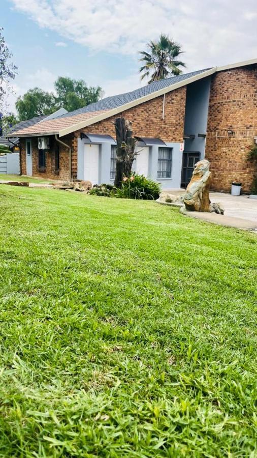 Host Hub Guest House Kempton Park Esterno foto